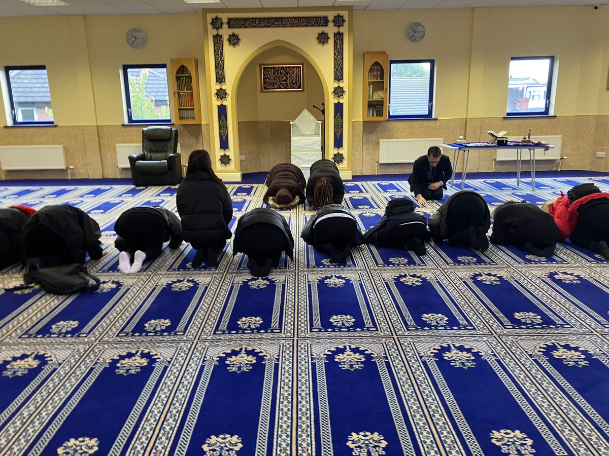 QariAsim's tweet image. A high school visited @LeedsMosque to learn about #Islamic practices.

One of the ways to address low level of #ReligiousLiterarcy is through educational institutions. 

#InterFaithWeek @IFWeek