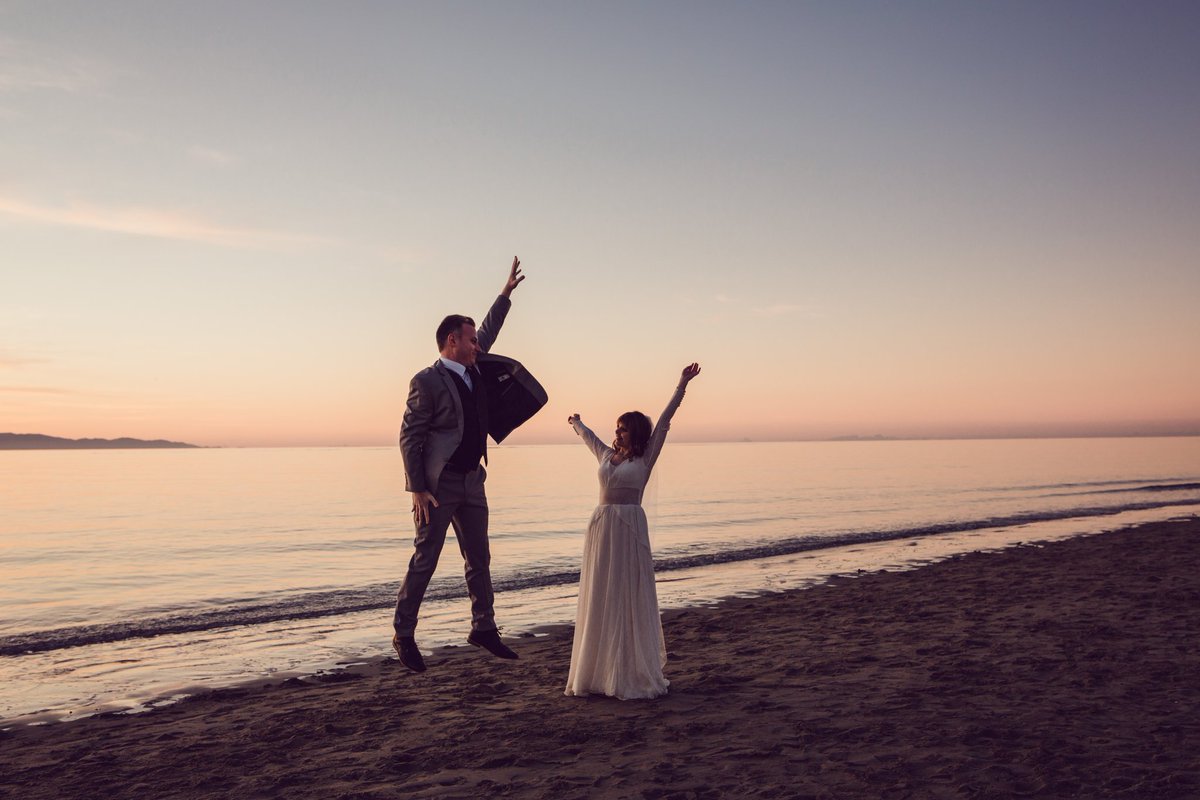 _writehanded_'s tweet image. Twitter is how I met my husband. How I found some of my best friends. How I learned so so SO much, &amp;amp; how I was able to participate in community &amp;amp; conversation when I was too ill to do it physically.

Thank you forever to everyone who was part of that.