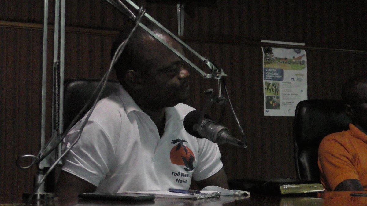 ClubKayunga's tweet photo. Dr Phillip who heads TB cases at Kayunga Referral Hospital encouraging the community to do testing because solutions come after knowing the TB status.@KayungaOfficial @TASOUganda @GlobalFund @bayloruganda @MinofHealthUG @WHO #kayungacommunityclub https://t.co/mWvKaz70Pm