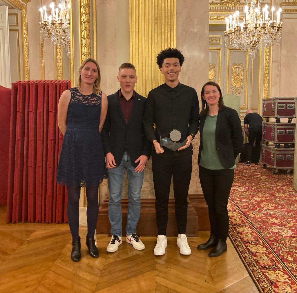 Prix #Ethicaction de l’#unss : FELICITATIONS aux (heureux) lauréats de la thématique « inclusion » récompensés à l’Assemblée Nationale. 🙌👏👏🫶 au lycée du Dauphiné à Romans sur Isère <a href="/Prefet26/">Préfète de la Drôme 🇫🇷🇪🇺</a> @La_drome <a href="/HeleneInsel/">Hélène Insel</a> @DASENDROME <a href="/CDOS26/">CDOS Drôme</a>