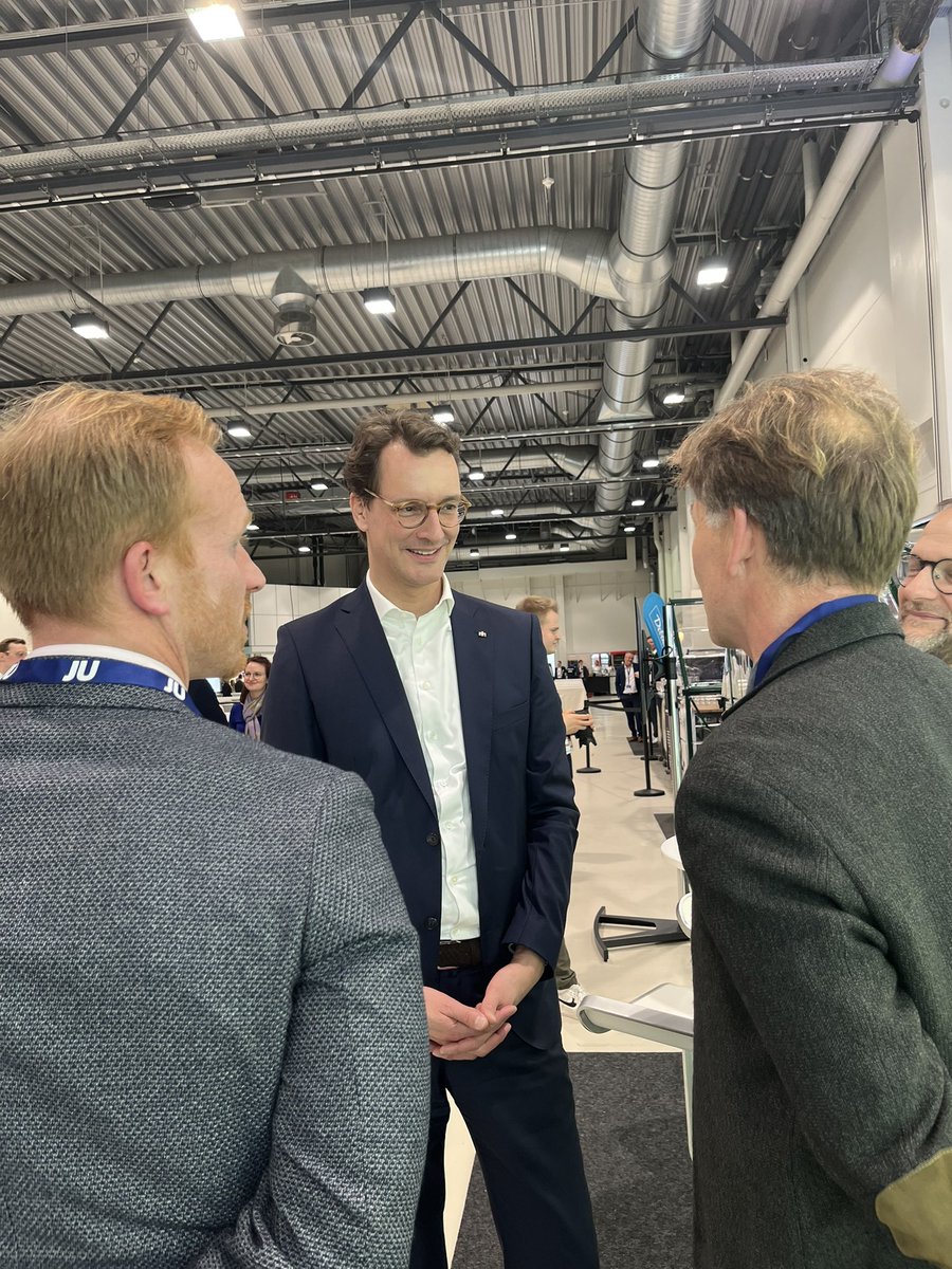 Danke für den Austausch <a href="/HendrikWuest/">Hendrik Wüst</a> zu #Naturgefahren und #Altersvorsorge. Setzen wir gerne fort! <a href="/JoergAsmussen/">Jörg Asmussen</a> <a href="/danielawerner/">Daniela Werner</a> @anja803 <a href="/peterschwark/">Dr. Peter Schwark</a> <a href="/gdv_de/">GDV</a>