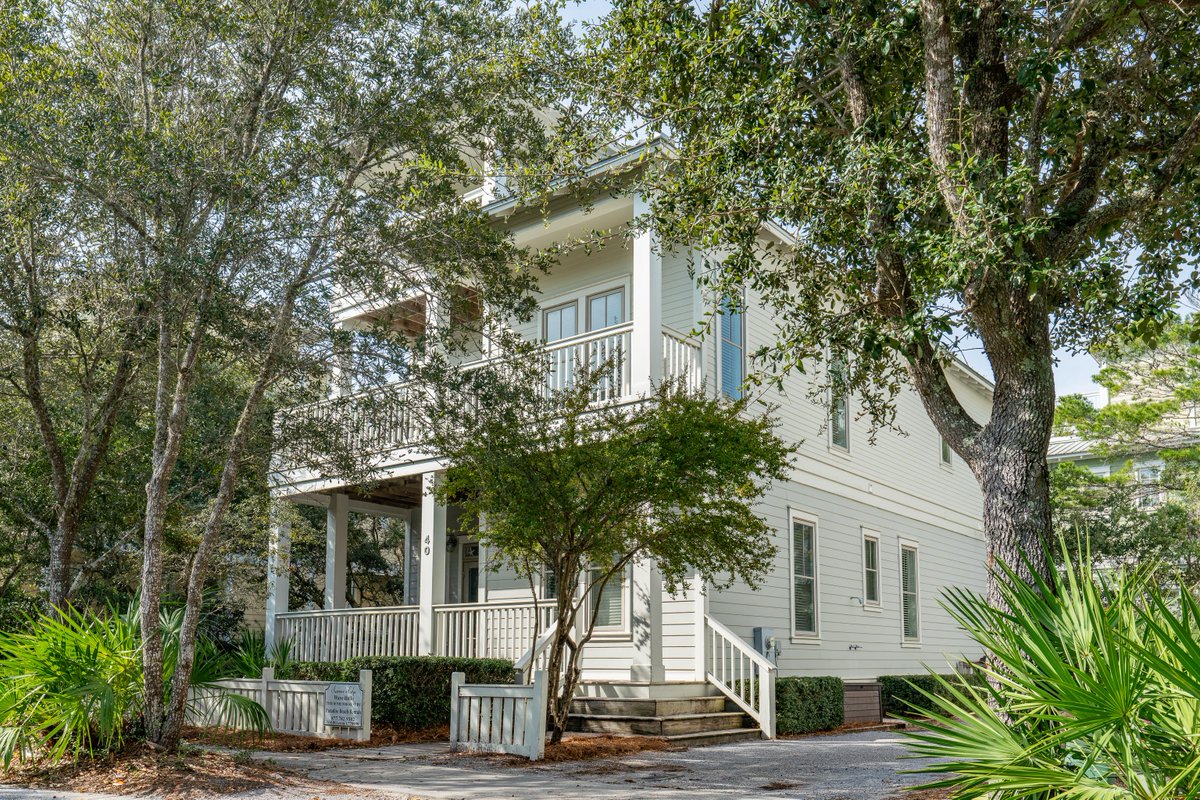 Cozy up and watch the world go by from the front porch of this Seagrove vacation home.

📍 Wave Hello
4 Bed | 3.5 Bath | Sleeps 12
Book Now > bit.ly/3EvKwhP