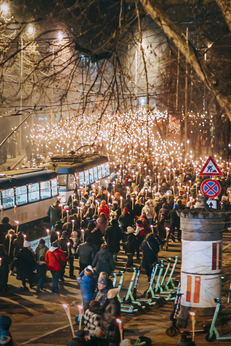 🇱🇻18. novembra vakarā pēc trīs gadu pārtraukuma atkal spoži iemirdzējās NA rīkotais lāpu gājiens, valsts svētku iespaidīgākais notikums, kas svētku vakarā vienoja tūkstošiem cilvēku. Lai latviskā liesma vienmēr deg mūsu sirdīs! 🔥 #LāpuGājiens #Latvijai104