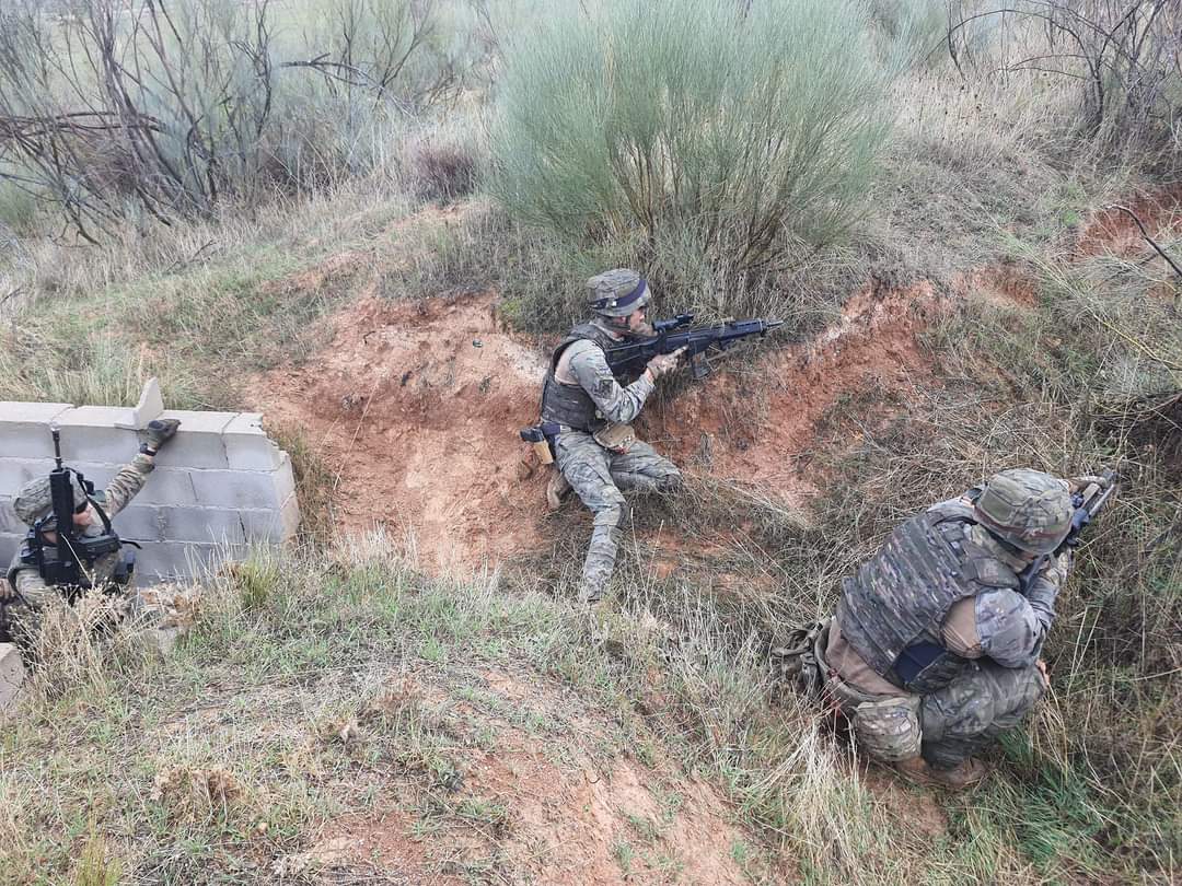 FUTER_ET's tweet photo. La Bandera "Ortiz de Zárate" III #Paracaidistas 🪂 #RIPAC5 ha realizado en el Campo de Maniobra y Tiro de Uceda (Guadalajara) el Ex- Alfa Lance Paraca VIII enfocado al combate generalizado🪖y en el que se han realizado emboscadas y contraemboscadas.
#BRIPAC
#Somostuejercito https://t.co/DrStSQFYAc
