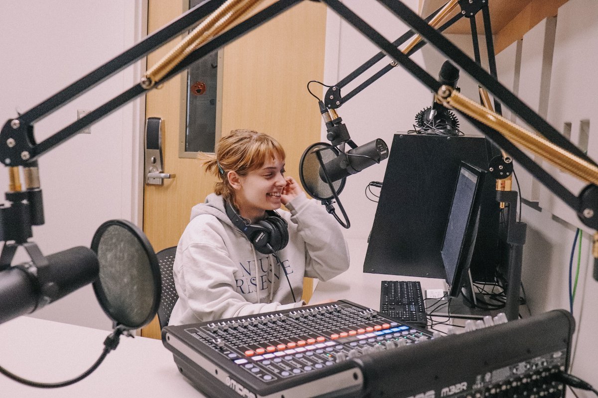 uarkjournalism's tweet photo. @kxua Station Manager Sophia Nourani finishing off the week strong before Thanksgiving break! https://t.co/CWfqfmYDGs