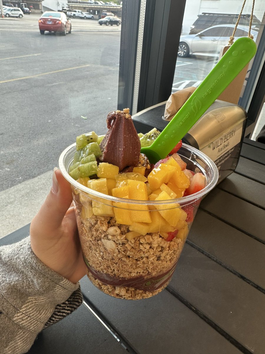 katieterborg's tweet photo. Stopped to get açaí after class with @TLPBynum! We learned about how to establish our personal brand and network with others to reach our goals. A refreshing start to the weekend 🍓🥝🥭 #PRBynum0123F https://t.co/NuBC0wMxRd