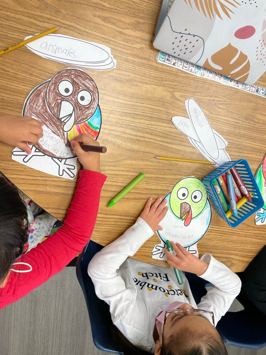 StephanieCecen3's tweet photo. We read the book ‘Bear Says Thanks’ and discussed what we’re grateful for. The kiddos loved making their Thankful Turkeys! ✈️ #risdlitandint #risdbelieves #risd_soar #StultsGAMEON #TheStultsWay https://t.co/EpeLJgfm2N
