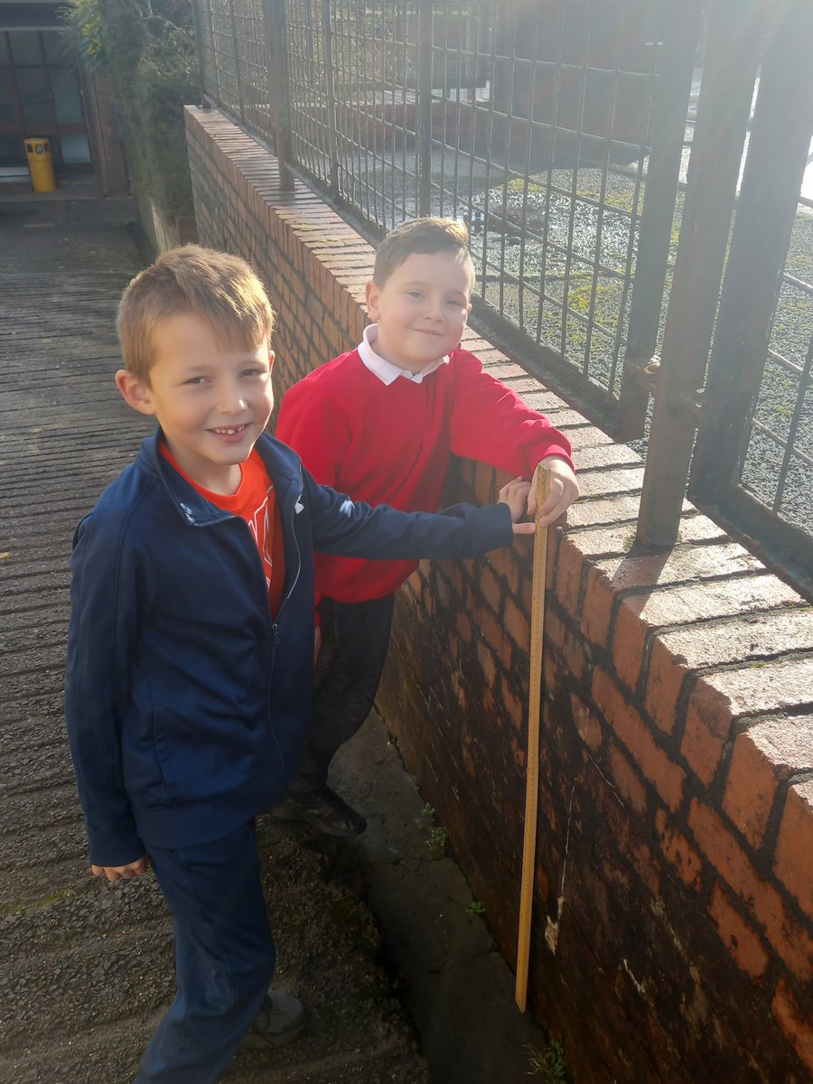gwyrosydd2018's tweet photo. Is it more than or less than a metre? Then we were able to convert into cm and mm 🙂
@SchoolGwyrosydd #gspNUM https://t.co/wtgj3elKzs