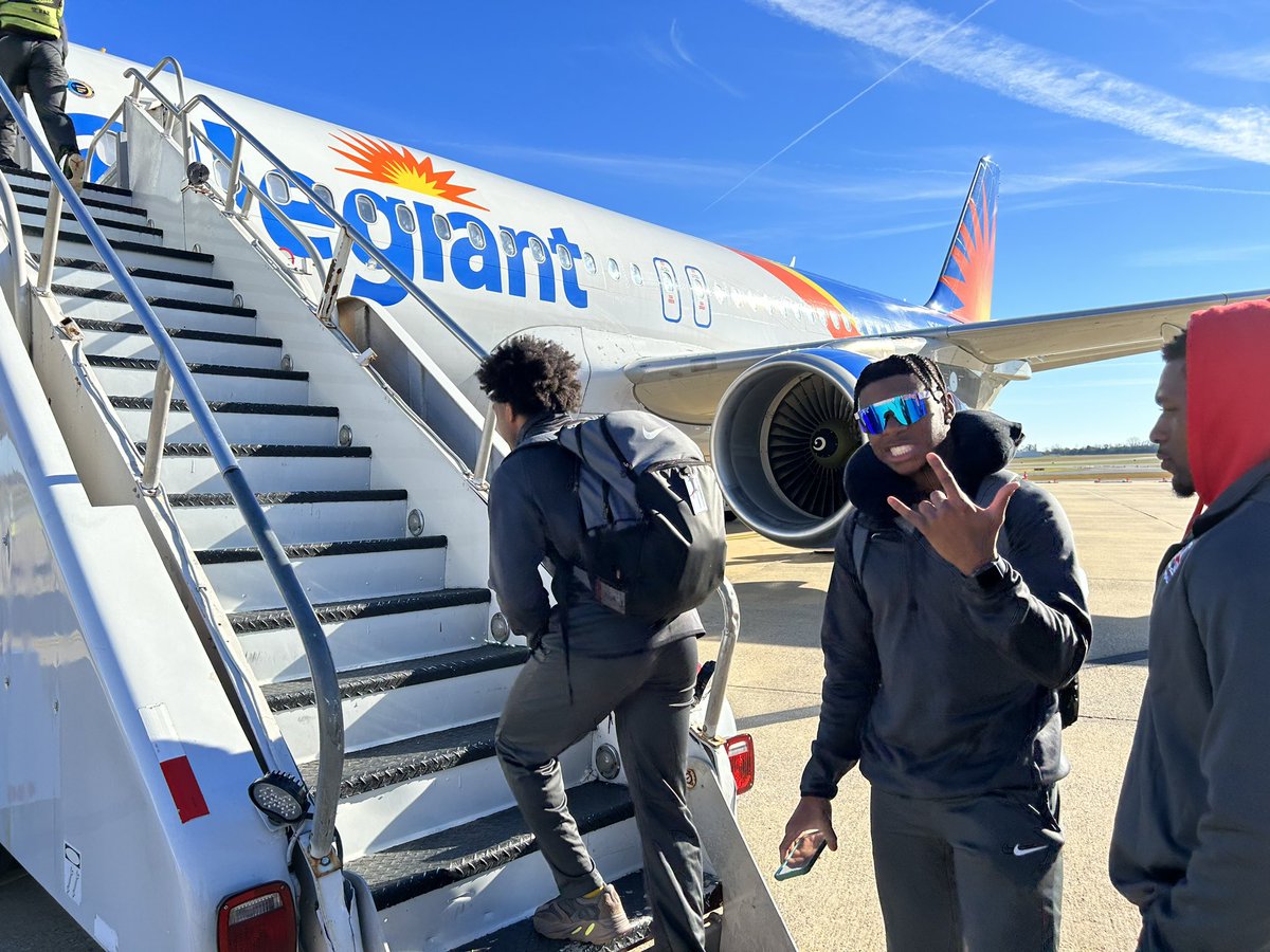 HawksFootball's tweet photo. Wheels up… MGM ➡️ TX https://t.co/zEsAk9rOd0