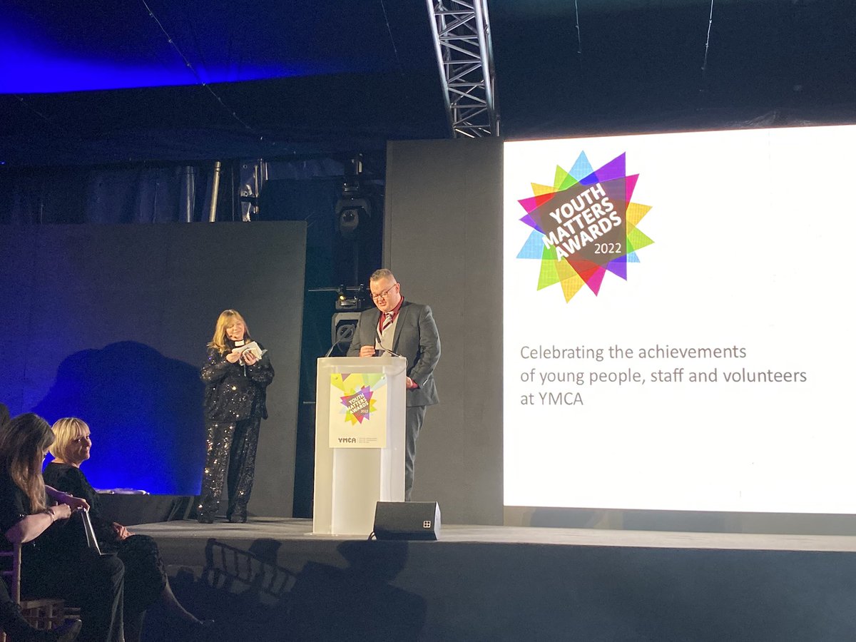 Young Volunteer of the Year 2021 @FoodPovertyMart handing on the baton to this year’s finalist @YMCAEng_Wales #YouthMattersAwards 🙌🙌🥳🥳🥳 #YCubesEverywhere