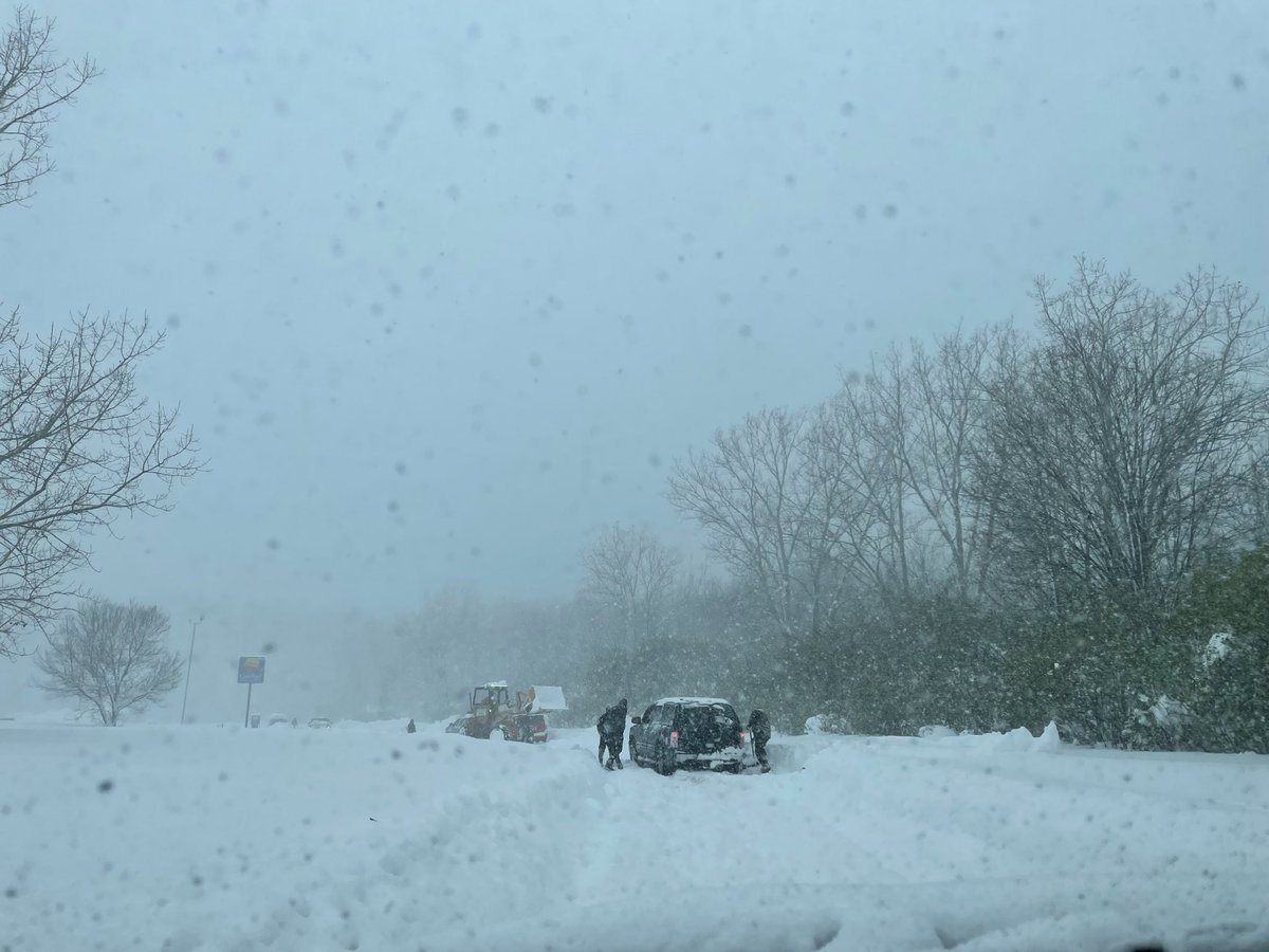 yourPHOTOSTYLE's tweet photo. Thank you to the road crews that got us all out of a mess safely and plowed us toward an exit. We tried our best to beat this before it hit. #buffalo #hamburg #scary #snow #lakeeffectsnow https://t.co/h53TQqtnbR