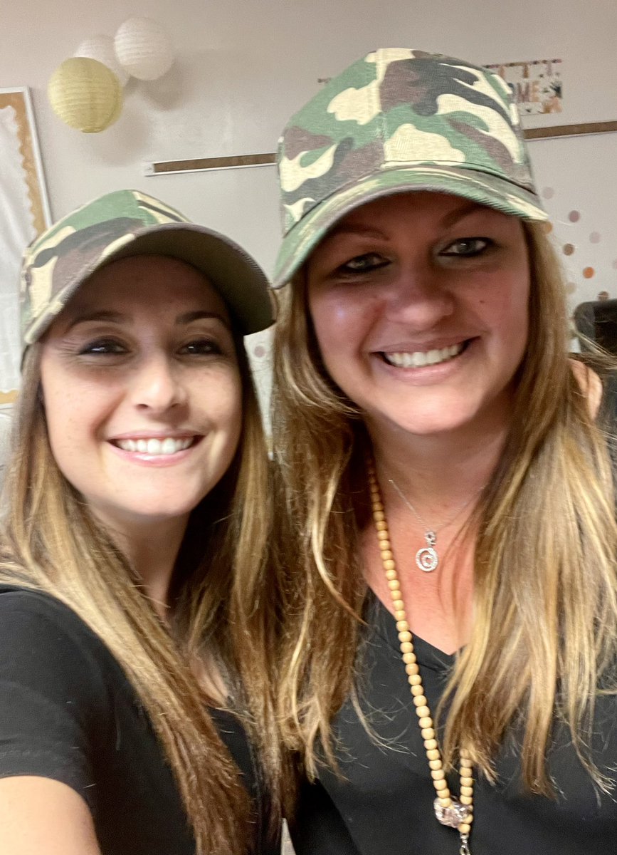 MrsAndersen24's tweet photo. Camo Day @AngelOakElem today with my favorite people! 🤎💚🖤 @MsBoyerAOE #angeloakes #lightscameraaction https://t.co/LhRtAjp03V
