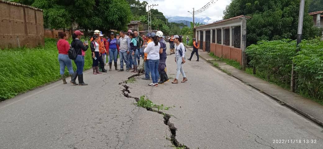 #18Nov || El gobernador <a href="/JEHYSONGUZMAN/">JEHYSON GUZMÁN</a> desplegó personal especializado para solventar el colapso de una alcantarilla, lo que originó una falla de borde que afectó severamente la carretera de Quebrada del Barro, en Antonio Pinto Salinas.

#PueblosUnidosYVictoriosos
