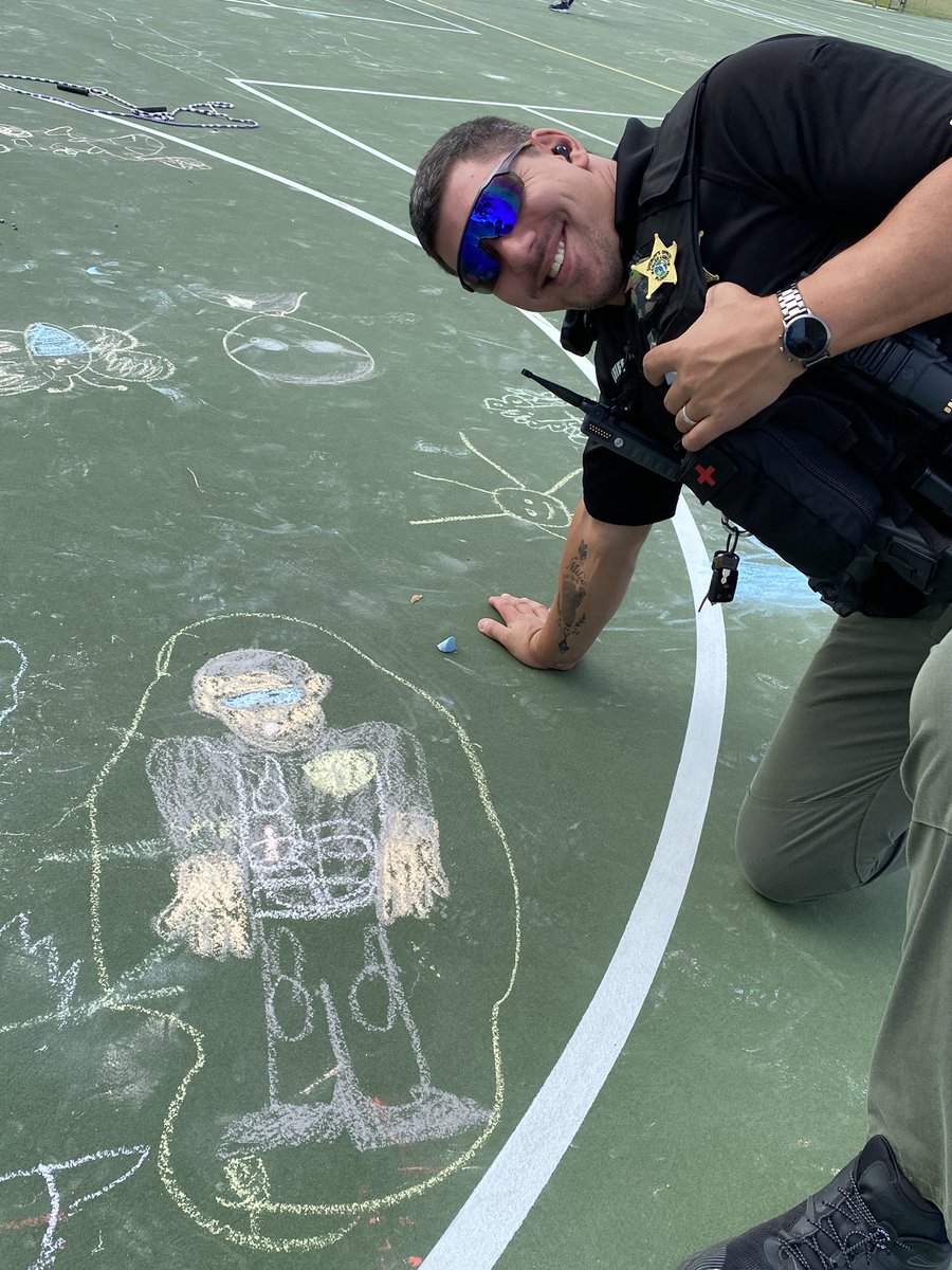 Perfect rendition of Cpl. Marker! <a href="/GGEseagulls/">GGE Seagulls</a> <a href="/CollierSheriff/">CollierCountySheriff</a> #SeagullSpirit