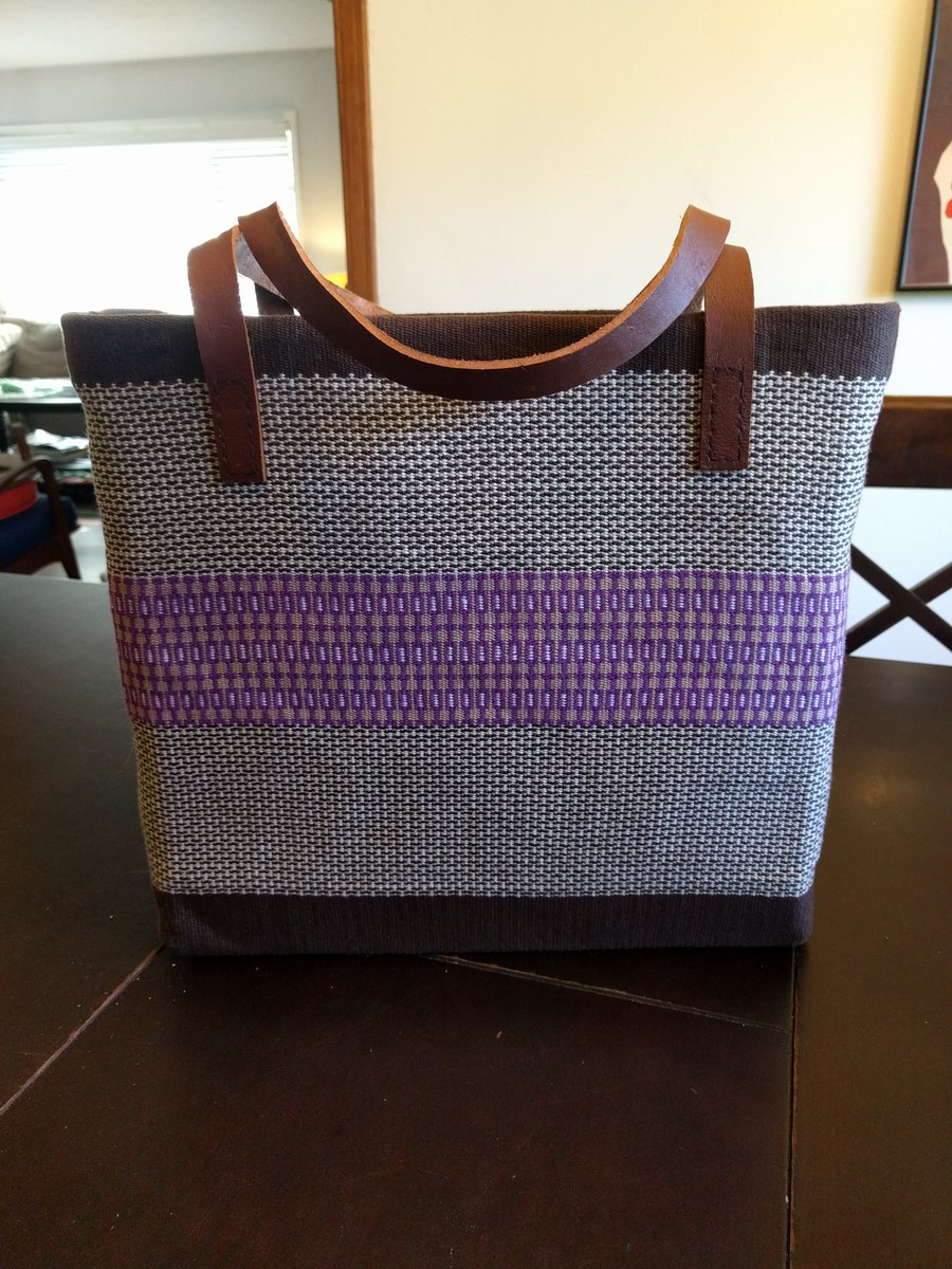 My handwoven tote bag is done! I wasn't sure whether my plan for the tweed background and purple krokbragd pattern stripe would work but I'm really happy how it turned out.

Like my previous tote this is lined and has interfacing so it can stand up on its own. #weaving