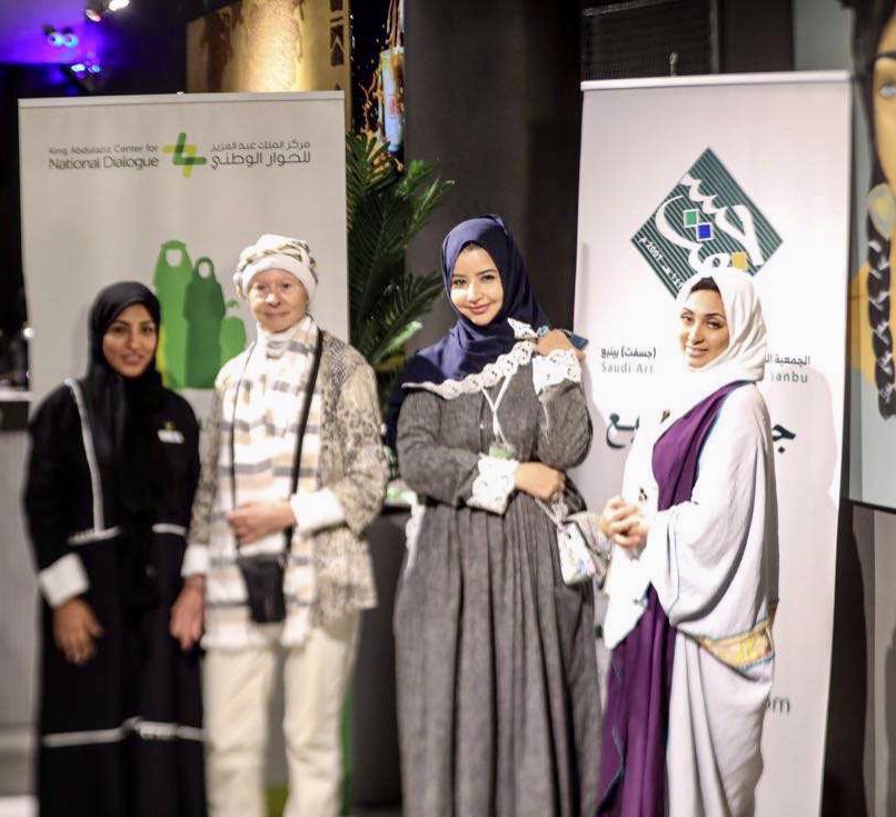 JsftYnb's tweet image. جانب من #زيارة الصحفية الألمانية باربرا شوماخر و المهتمة بالإعلام و الثقافة ل #معرض (بالتسامح ترتقي الأمم ) في مقره بتير جاليري و الوقوف على أهم أعماله الفنية