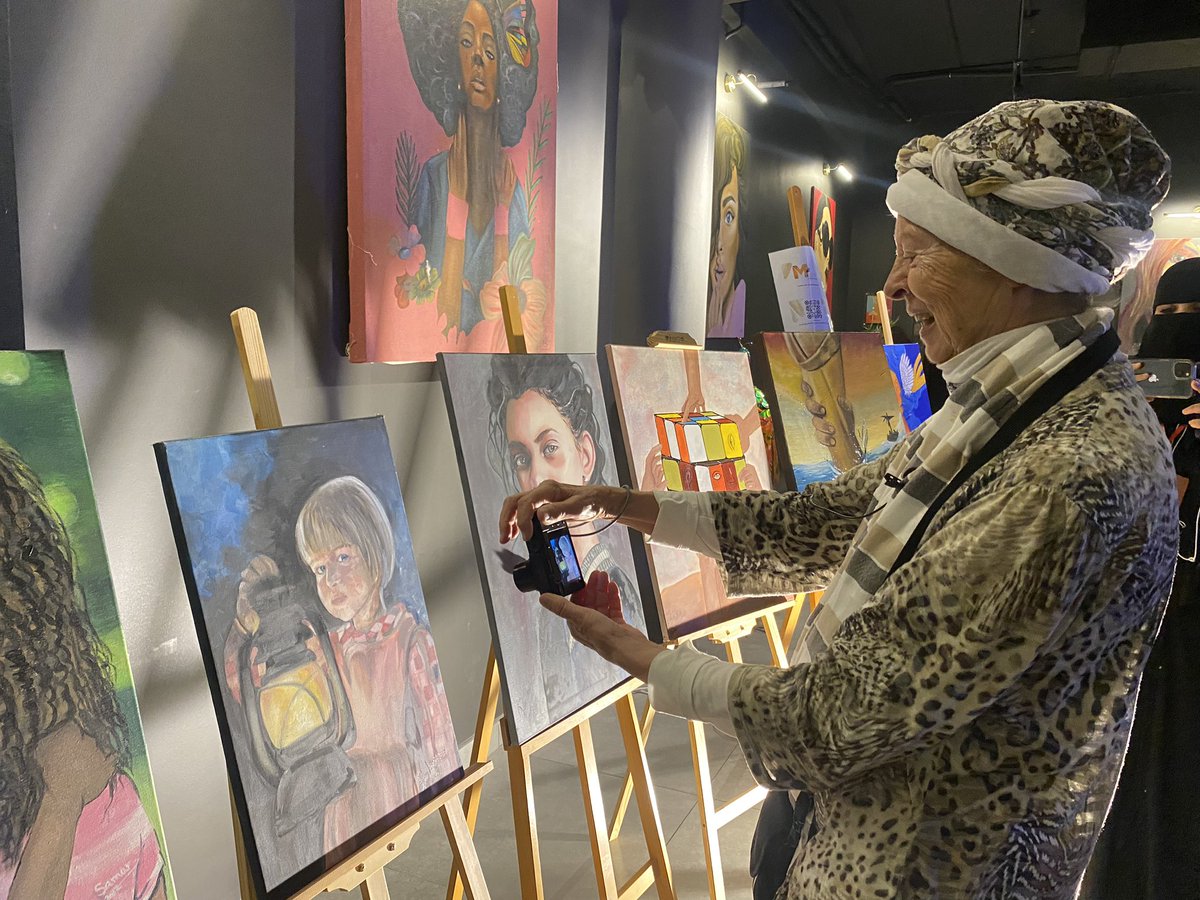 JsftYnb's tweet image. جانب من #زيارة الصحفية الألمانية باربرا شوماخر و المهتمة بالإعلام و الثقافة ل #معرض (بالتسامح ترتقي الأمم ) في مقره بتير جاليري و الوقوف على أهم أعماله الفنية