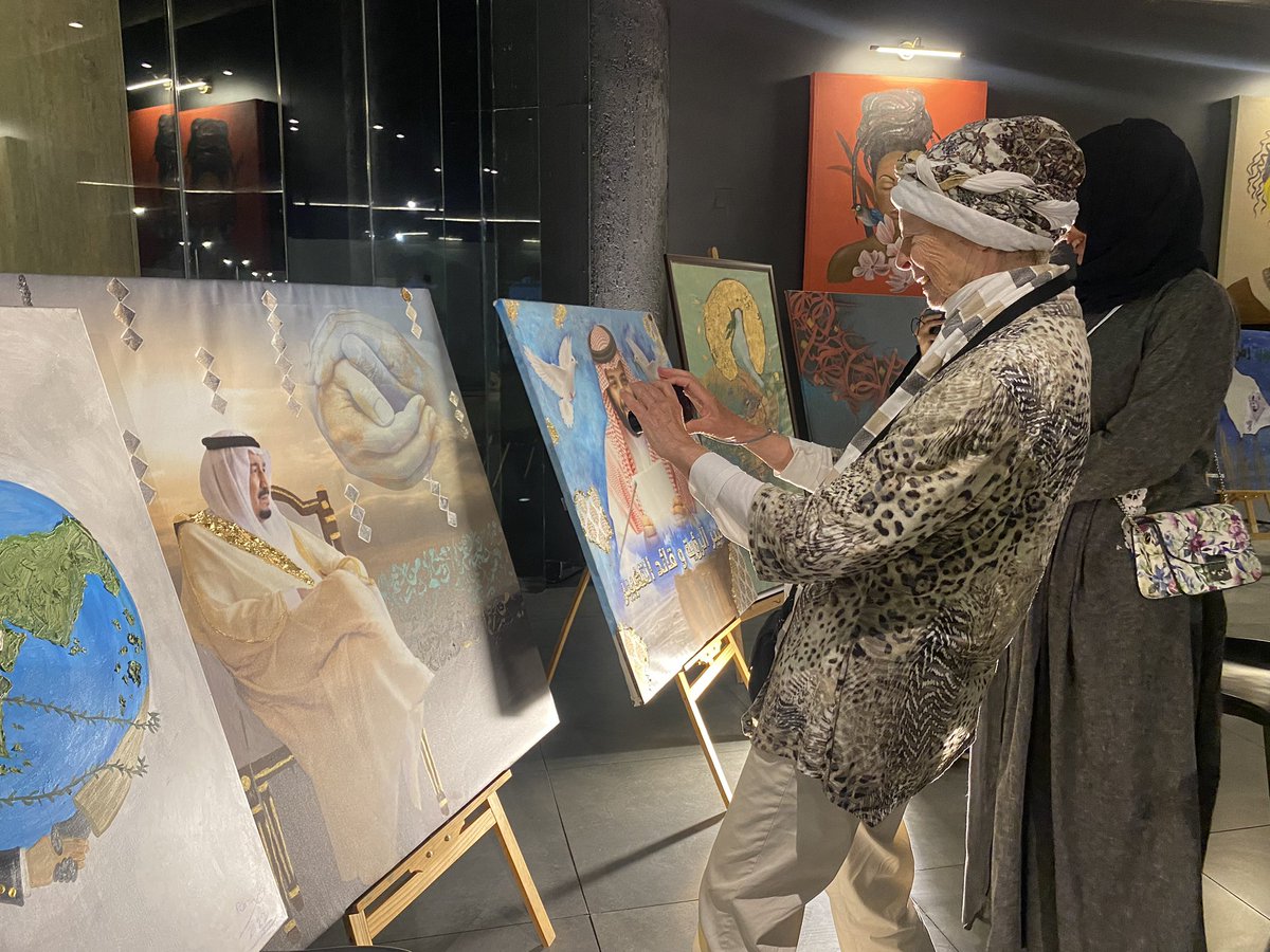 JsftYnb's tweet image. جانب من #زيارة الصحفية الألمانية باربرا شوماخر و المهتمة بالإعلام و الثقافة ل #معرض (بالتسامح ترتقي الأمم ) في مقره بتير جاليري و الوقوف على أهم أعماله الفنية