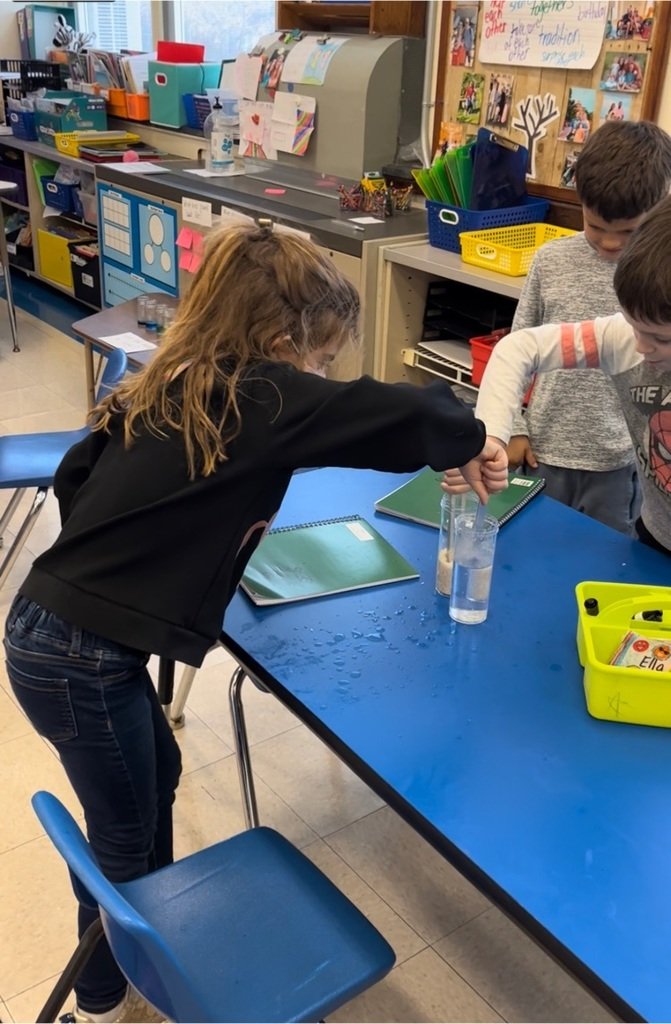 WPSWashington's tweet photo. What does sound look like? What does sound feel like? 1L scientists had fun exploring these questions. @MrsLutzer

“When I banged the tuning fork and put it in the rice I saw the rice jump!” 

“The tuning fork made the water splash out because of the vibration.” https://t.co/4uXXLVo7N3
