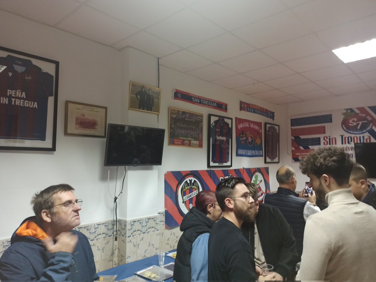 SoloFanaticos12's tweet photo. @SinTregua2009 @SinTreguaRadio @LevanteUD @LUDfutbolsala @LUDbmmarni Llegó el día y estamos presentes en la inauguración de la Peña.. 
Gracias por confiarnos la producción de vuestro material un año más.. 💪🏻💪🏻❤💙❤
Gracias a los ganadores fe las camisetas y mochilas. https://t.co/zSFEwBB5DG