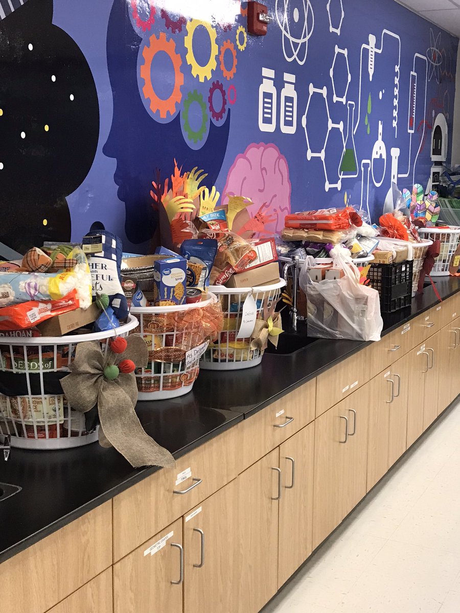 Soniacissisd's tweet photo. We want to thank our Dr. Sue Shook community for all of the donations! Thanksgiving baskets looked amazing!@DSShook_ES @mgalve01 @nhurtado_DSSE @REstrada_DSSE @Cduarte_DSSE 🐍📚 #TeamSISD #Shookempowers #DSSE https://t.co/86cvWkCv3n