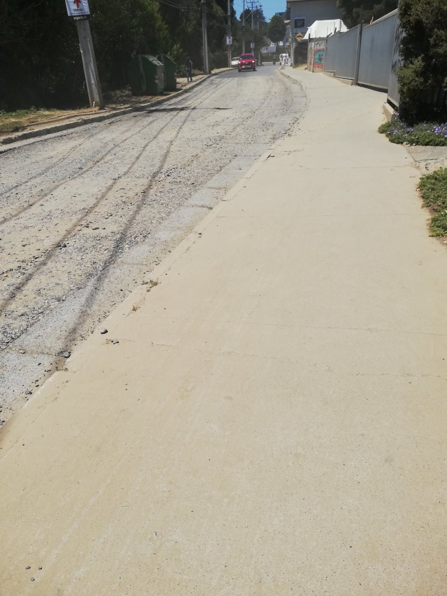 Ingrid_Acuna_M's tweet photo. 4 días que sacaron pavimento fuera del tottus de reñaca y aun no hacen nada... Quienes vivimos por ahí.. Todos llenos de tierra que onda @MunicipioVina https://t.co/jD7m4fjwpK