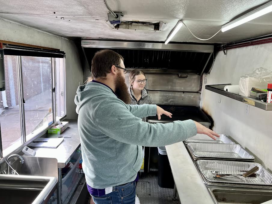 Students in Mr. Rosales’ Intro Business + Mktg class enjoyed a visit from chef/owner of Devour Food Truck. They toured the truck + asked qs about his experience, what he wishes he knew before starting out, budget, mktg + more! #ArkCityPROUD