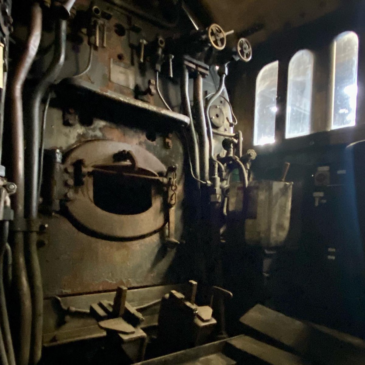 61264 is undercover at @TNHRailway ready for her overhaul. We’re keen to get her back out on the mainline as soon as possible, aiming to return the loco to traffic by December 2027 which marks 80 years since she entered service at Parkeston Quay.thompsonb1.org