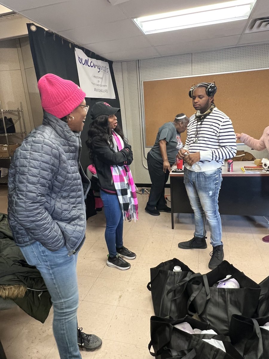 BBMPROGRAM's tweet photo. Most people give just doing the holidays, but over here we give ALL YEAR! Supporting families in the “38127” zip code for the THANKSGIVING HOLIDAY! Thanks to @TMobile @Karenthesprint1 &amp; team for volunteering @ClementsTarol  👏🏾👏🏾👏🏾#projectstand #lafamilia #buildinglives #letsgo https://t.co/waGrTR6Q9Y