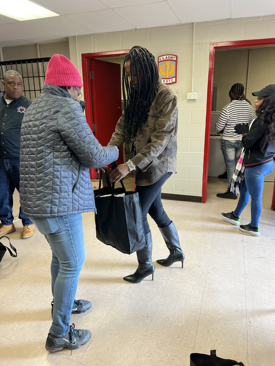 BBMPROGRAM's tweet photo. Most people give just doing the holidays, but over here we give ALL YEAR! Supporting families in the “38127” zip code for the THANKSGIVING HOLIDAY! Thanks to @TMobile @Karenthesprint1 &amp; team for volunteering @ClementsTarol  👏🏾👏🏾👏🏾#projectstand #lafamilia #buildinglives #letsgo https://t.co/waGrTR6Q9Y