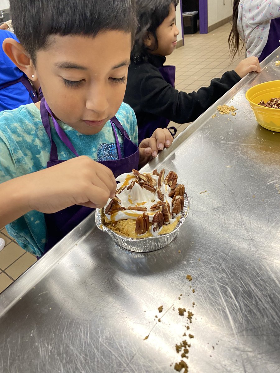 These kids are impressive with their cooking skills! Thanks to @SMHS_SMCISD culinary for hosting us. #innovationhour #thanksgivingpie