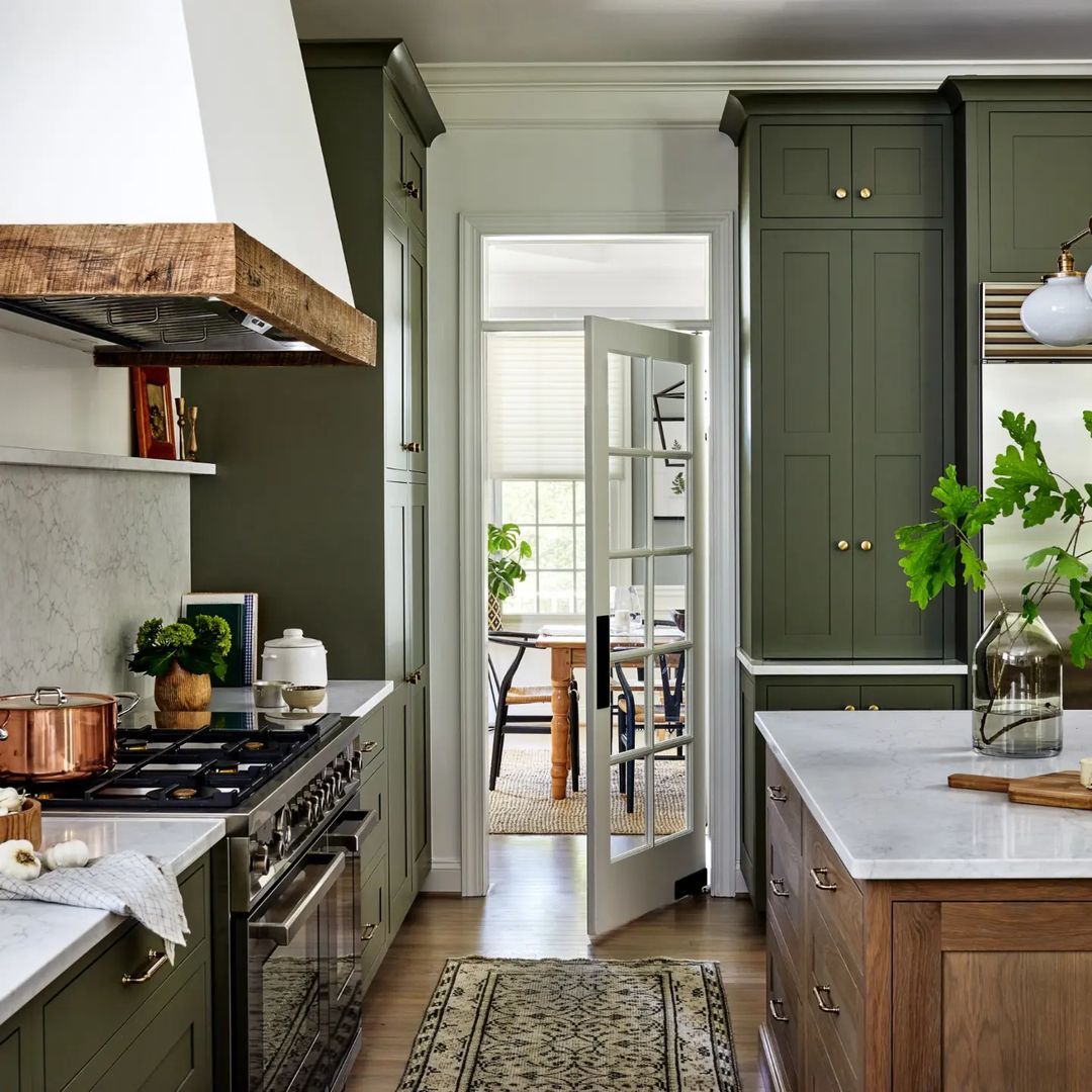 AmericanHardwds's tweet photo. Build the kitchen of your dreams with #RealAmericanHardwood.
Design and cabinetry by #uniquekitchensandbaths
Photo by #stacyzaringoldberg
#ukbdesignstudio #ukbcabinetry #AmericanHardwoods #kitchens #kitchen #kitchendesign #cabinetry #cabinets #kitchencabinetry #kitchencabinetry https://t.co/qEKPRvZszl