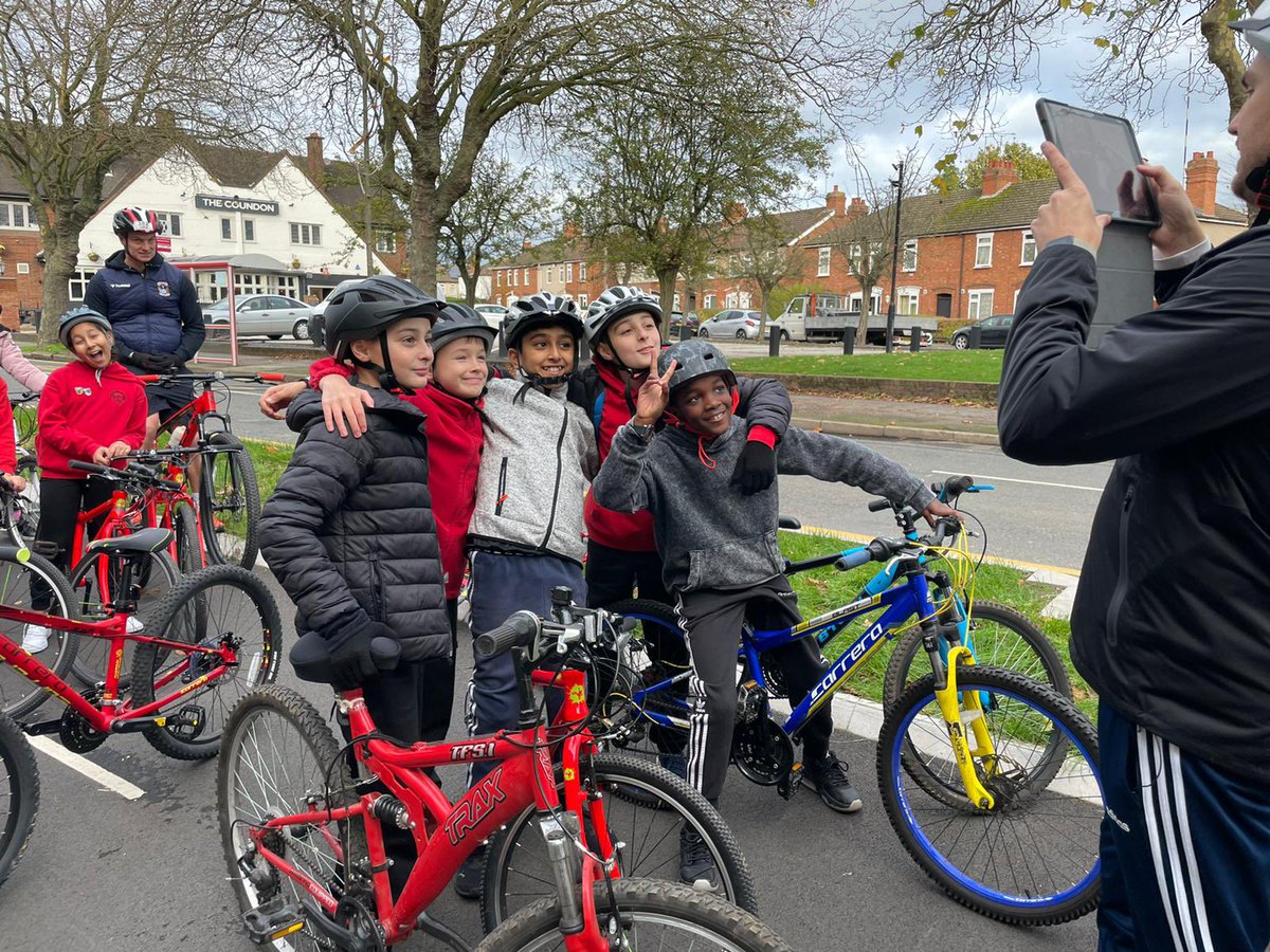 Chris_Boardman's tweet photo. This is the new Coundon cycle way in Coventry and these kids go to a local school on it.
So good to be helping provide THE cheapest travel that’s THE best for the climate AND improves health. It’s the very best transport investment we can make. Now let’s do all of England 👏👏 https://t.co/dllP21NUQC