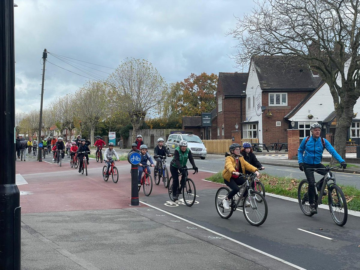 This is the new Coundon cycle way in Coventry and these kids go to a local school on it.
So good to be helping provide THE cheapest travel that’s THE best for the climate AND improves health. It’s the very best transport investment we can make. Now let’s do all of England 👏👏