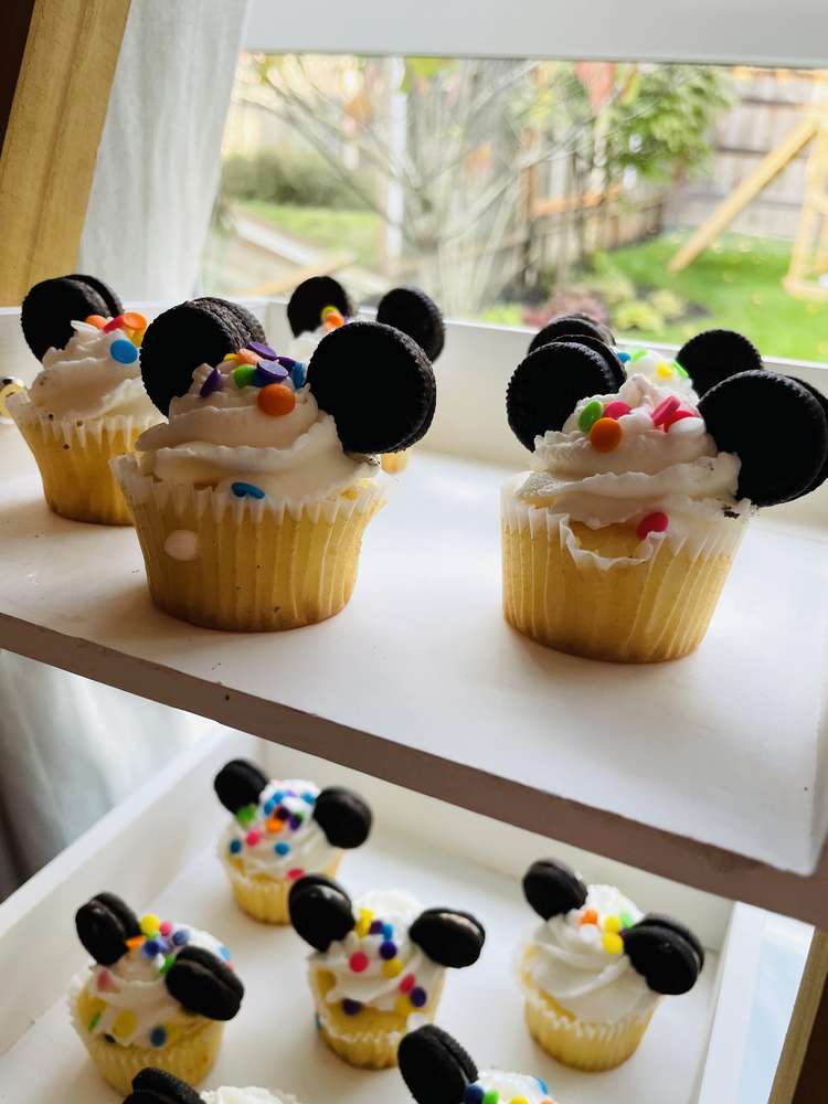 catchmyparty's tweet photo. Check out this cute Mickey Mouse birthday party! The cupcakes are so much fun! https://t.co/Ee3qUM8BBI #cacthmyparty #partyideas #mickeymouse #mickeymouseparty #boybirthdayparty https://t.co/jgikpwss2Z