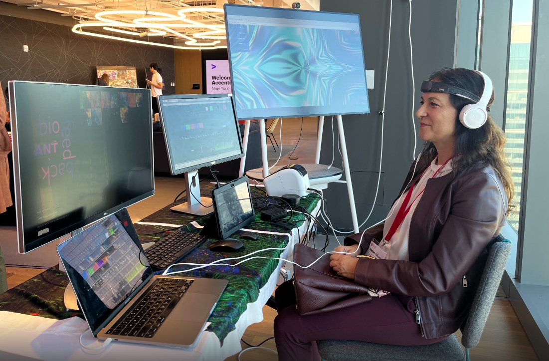 daofyofficial's tweet photo. ¡Creators! 😄

El pasado 3 de Noviembre participamos del 2022 WLDA Summit en Hudson Yards, Nueva York 🗽  Junto a Mikaela Pisani de @RootstrapInc

Generamos arte digital audiovisual desde las ondas cerebrales 🧠 utilizando IA y generando NFTs para plasmar la experiencia 🤯

#NFT https://t.co/hGQzVrEM3g