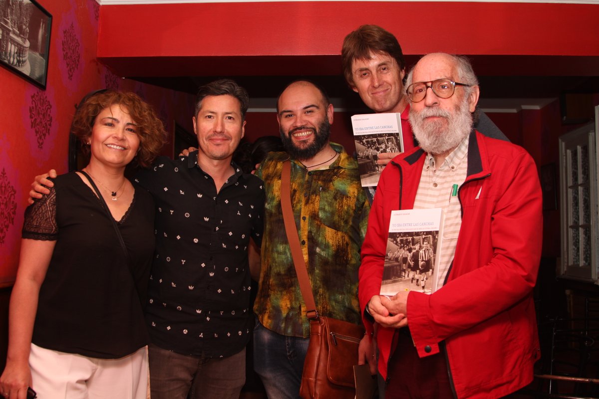revistaelzorro's tweet photo. 8. Presentación "Yo iba entre las canchas. 30 protagonistas desclasifican 90 años de fútbol chileno" en Bar Don Rodrigo, Santiago

⚽️+📚+🍻 (compre su libro por DM) https://t.co/SwEy7i7kB3