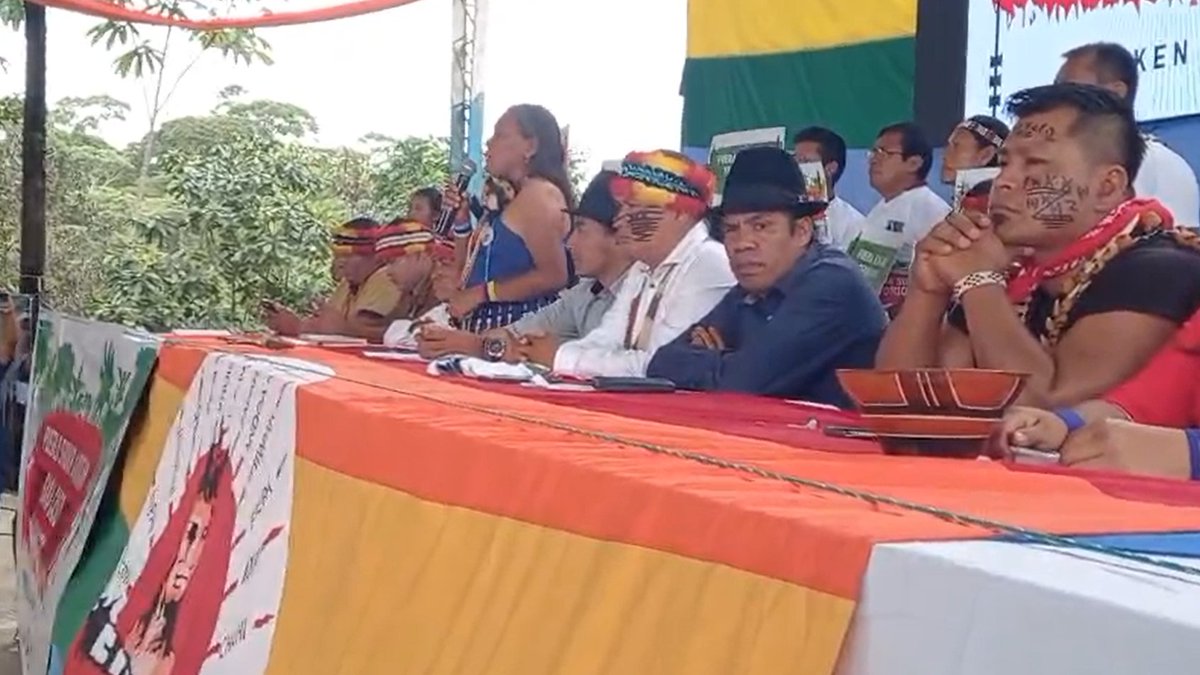 wambraEc's tweet photo. De su parte Josefina Tunki, presidenta del Pueblo Shuar Arutam pidió un minuto de silencio en honor de quienes fallecieron durante la lucha de #Nankints. También recordó que su pueblo no aceptará más ingreso de mineras y petroleras en su territorio. https://t.co/Xao4SSbOV7