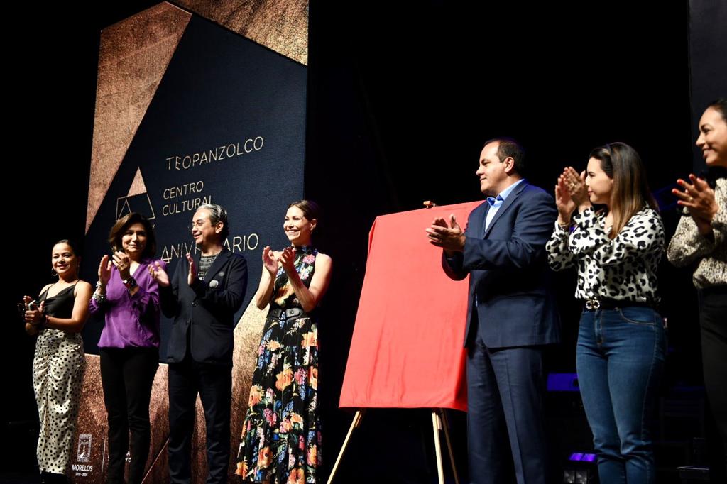 cuauhtemocb10's tweet photo. Develamos la placa alusiva al V aniversario del @CCTeopanzolco, el recinto escénico profesional más importante de nuestro estado. Han sido cientos los artistas, agrupaciones y compañías que han ofrecido conciertos, espectáculos, exposiciones, entre otras actividades aquí. https://t.co/rDXpDN6Lif