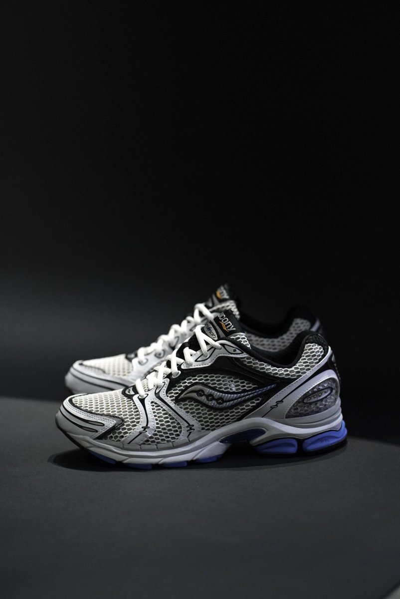 NEO_Pasadena's tweet photo. First released in 2007, the Saucony Originals ProGrid Triumph 4 is where nostalgia meets innovation. This sneaker is perfect for those with an appreciation for both style and technology. Available today (11/18) in US Men’s 4-12,13. #NEOPASADENA https://t.co/bScpHaf3Ds