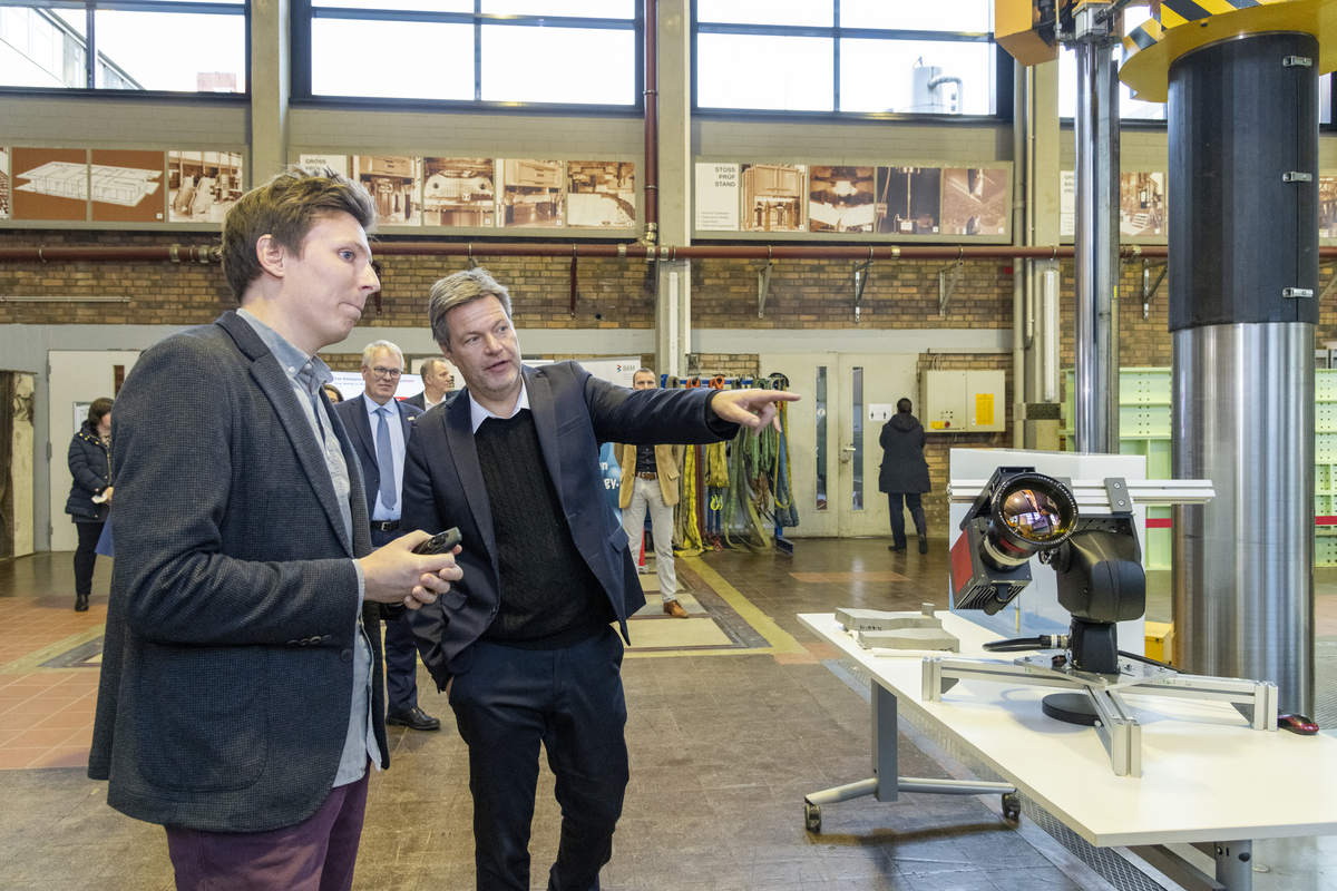 BAMResearch's tweet photo. #Habeck @BMWK besucht #BAMResearch: 🇩🇪 befindet sich in einer industriell-technologischen Revolution &amp; #Materialforschung rückt ins Zentrum: Bei #Wasserstoff, #Windenergie, #Batterien, #Recycling uvm. BAM-Knowhow ist wichtig für Innovationen &amp; #VertraueninZukunftstechnologien. https://t.co/CRXYHMtS6b
