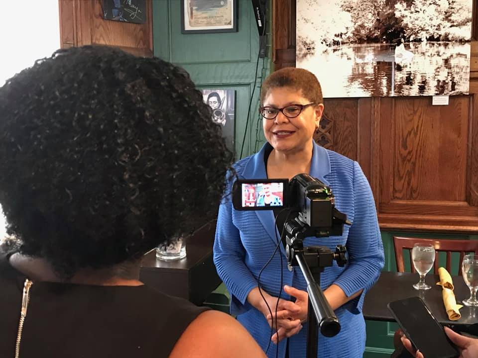 nickimayonews's tweet photo. #FlashbackFriday to the time I interviewed California Congressmember @RepKarenBass at Richard Prince's (@princeeditor) Journal-isms Reporter Roundtable. Rep. Bass is the first woman elected to serve as Los Angeles Mayor. @KarenBassLA  #journalisms #JournoLife https://t.co/QM2kRraQH9
