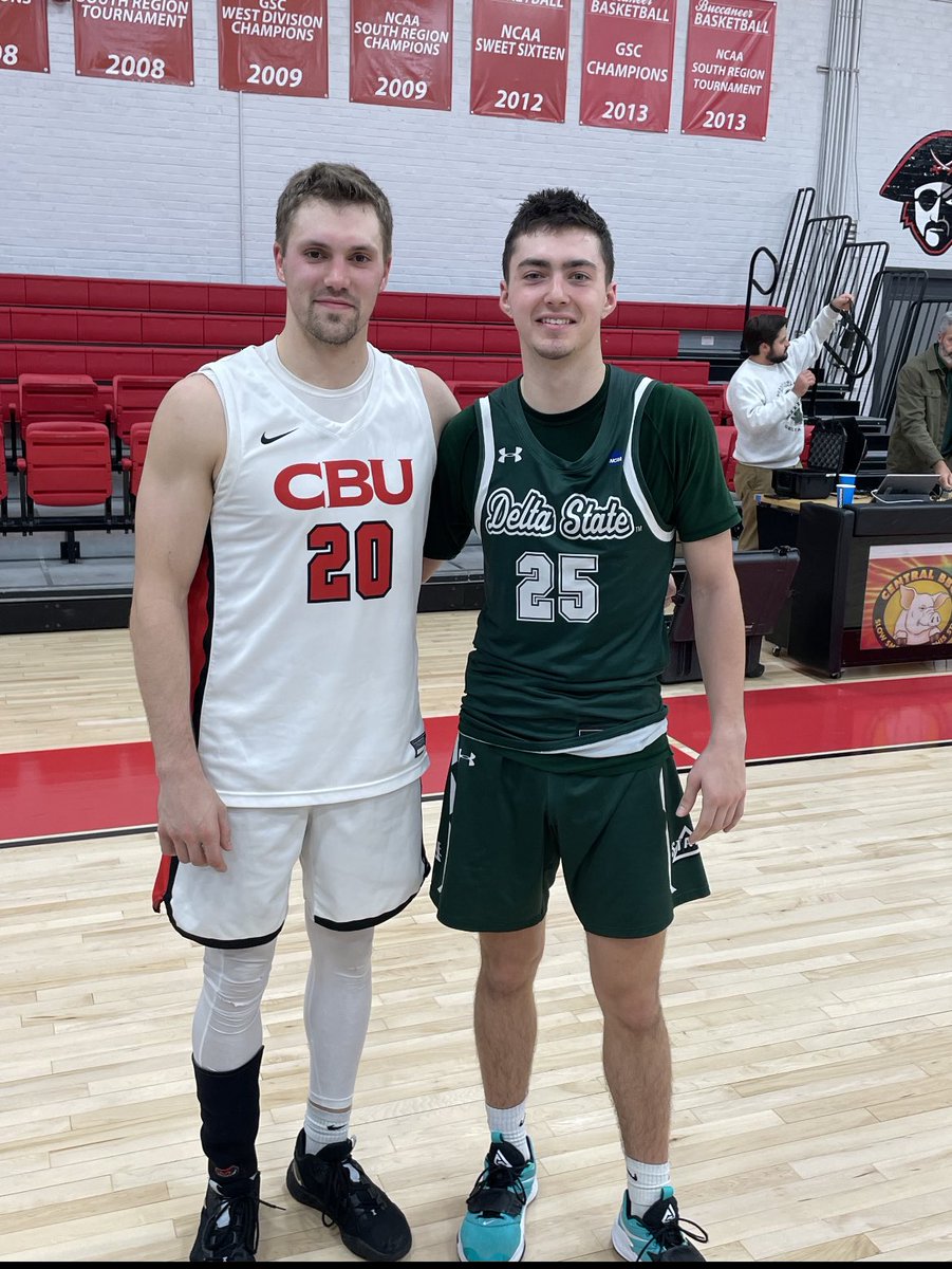 OakHillsMBB's tweet photo. Always cool when alumni battle it out at the next level.  @ndeifel179 gets the better of @kelendietrich last night 73-63.  Kelen with 13 points and 4 assists, Nick with 12 points, 5 assists and 4 rebounds.  Both representing the Highlanders the right way!  #HWSC https://t.co/7eJq8zhDAP