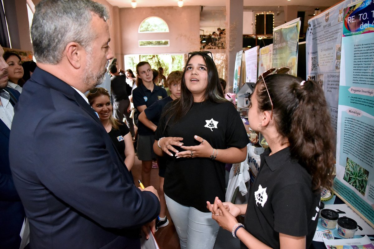 En el marco de la celebración de la #InternationalEducationWeek, @USAmburuguay Karl Rios recorrió la 36a. Feria Nacional de Clubes de Ciencia en Piriápolis y dialogó con expositores, conociendo algunos de los proyectos en profundidad.