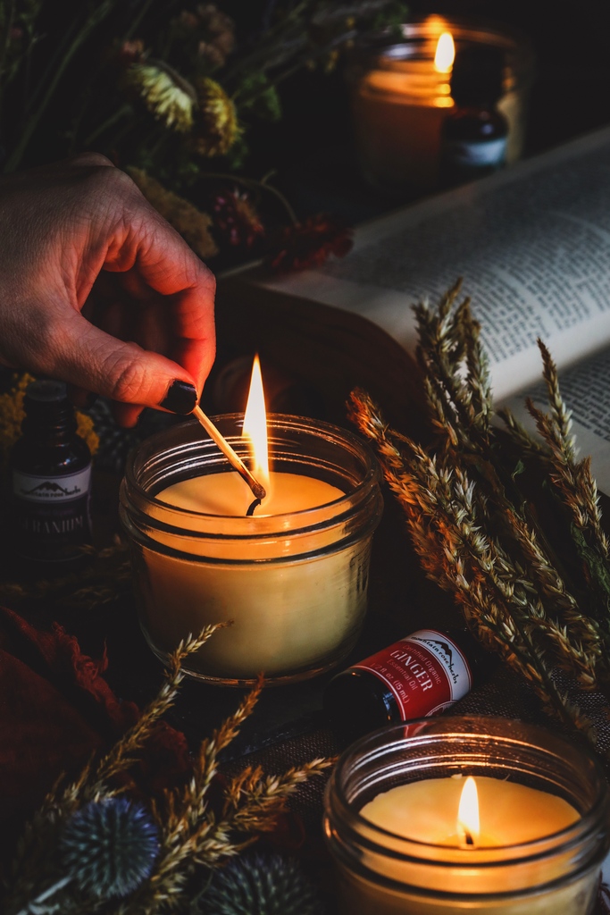 Featuring seasonal #EssentialOils that welcome #Winter, and a #Vegan variation, this #CandleRecipe is suitable for anyone that wants to celebrate the #HolidaySeason amongst #Candlelight. mrh.life/WinterBloom
#HolidayTraditions #HolidayRecipes #DIYCandles #HomeFragrance
