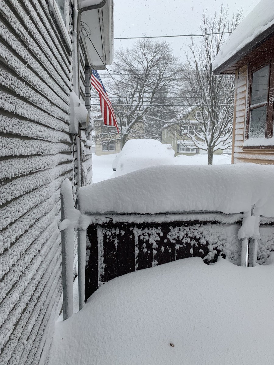 CanadaBUF's tweet image. Normal Lake effect snow in South Buffalo, doubtful another Snowvember. Ahh the sound of 100 snowblowers starting up as the wind dies down.