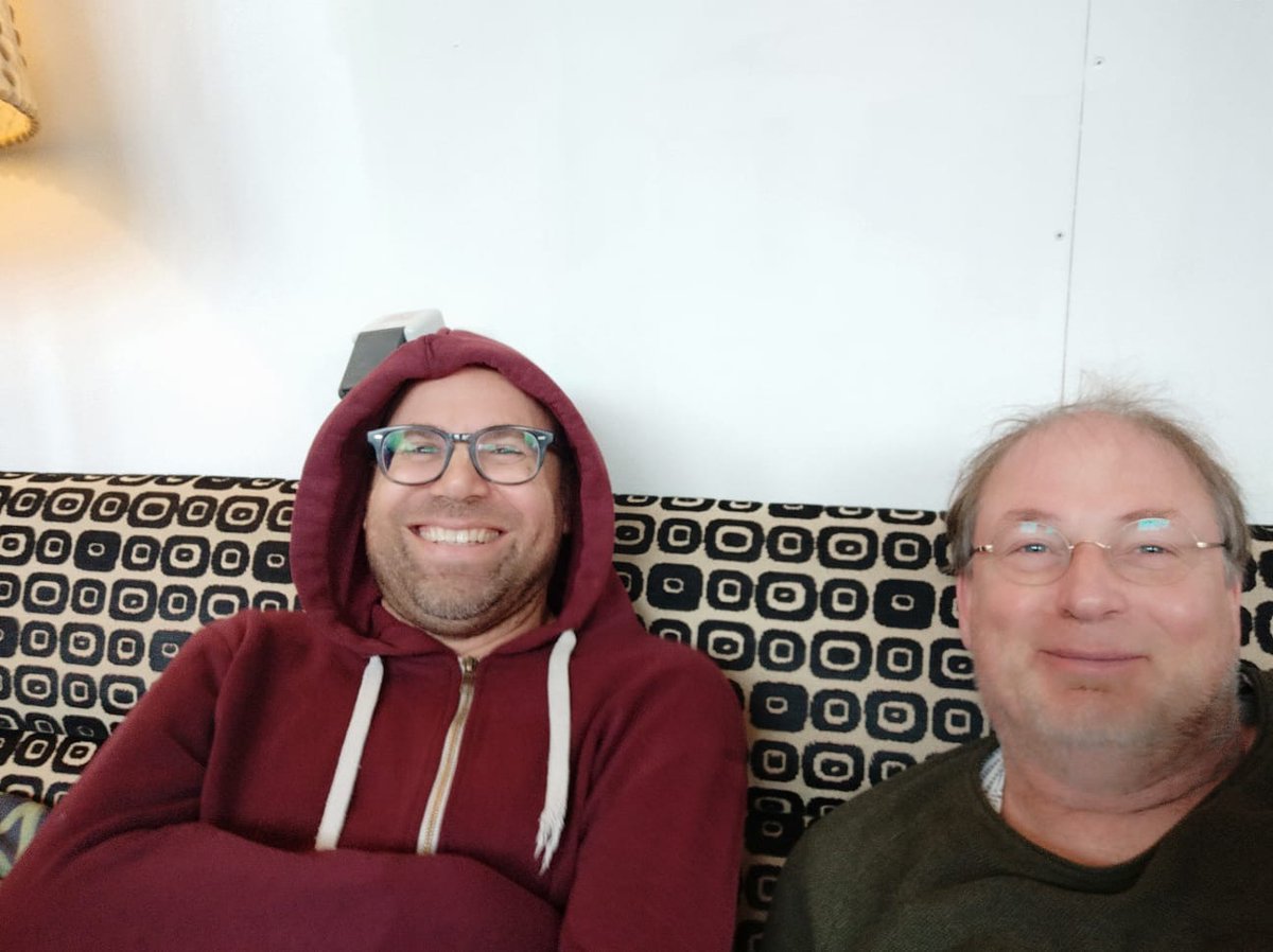 Fan van deze man, @joopvanderlinden. Chillen tijdens een opnamesessie met de @adamklezmer in @electricmonkeystudio. 

#trombone #wachten #studiotime