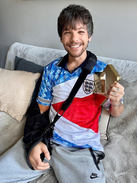 Louis Tomlinson Fashion on X: Louis is wearing an England 1990 Mash Up  Retro Football Shirt for his first ever #1 solo album debut in the UK  Charts. A special edition England