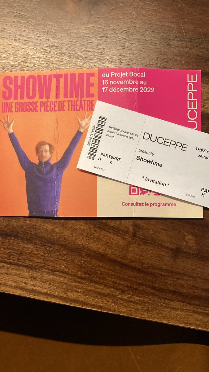 Parce qu’on n’a pas beaucoup d’occasion de rire, en voici une excellente: la délirante et jouissive création SHOWTIME, présentée <a href="/Duceppe/">Théâtre Duceppe</a> ces jours-ci. Une « grosse pièce de théâtre » que nous offre le délicieux trio Projet Bocal. Les détails <a href="/le1518/">Le 15-18</a> cet pm!