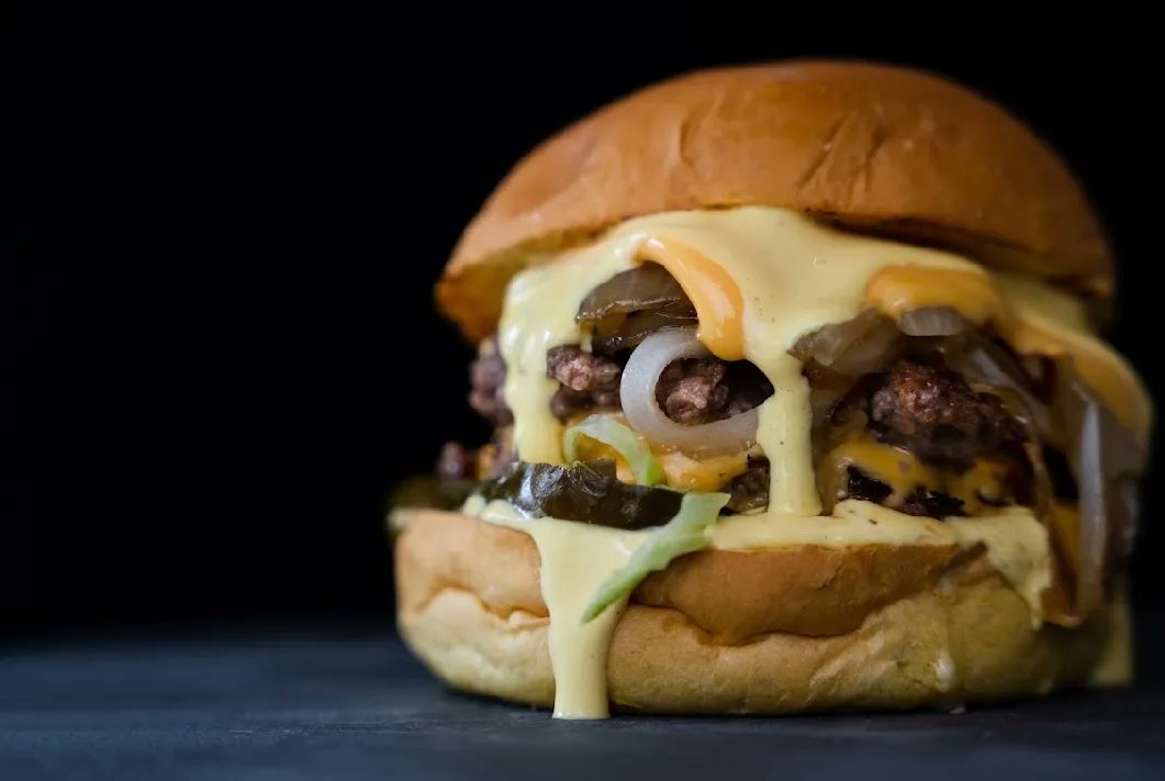 SWEETDREAMS ARE MADE OF CHEESE🧀🍔
cant beat a classic 😉

#cowshedburgers #burgersofinstagram #northyorkshire #burgerporn #yorkshire #scarboroughfood #streetfood #burgerjoint #burgers #scarboroughburgers #scarboroughrestaurants #scarboroughuk